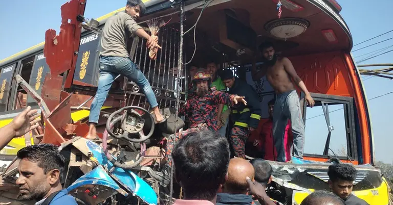 দুর্ঘটনার পর দুমড়েমুচড়ে যাওয়া বাস